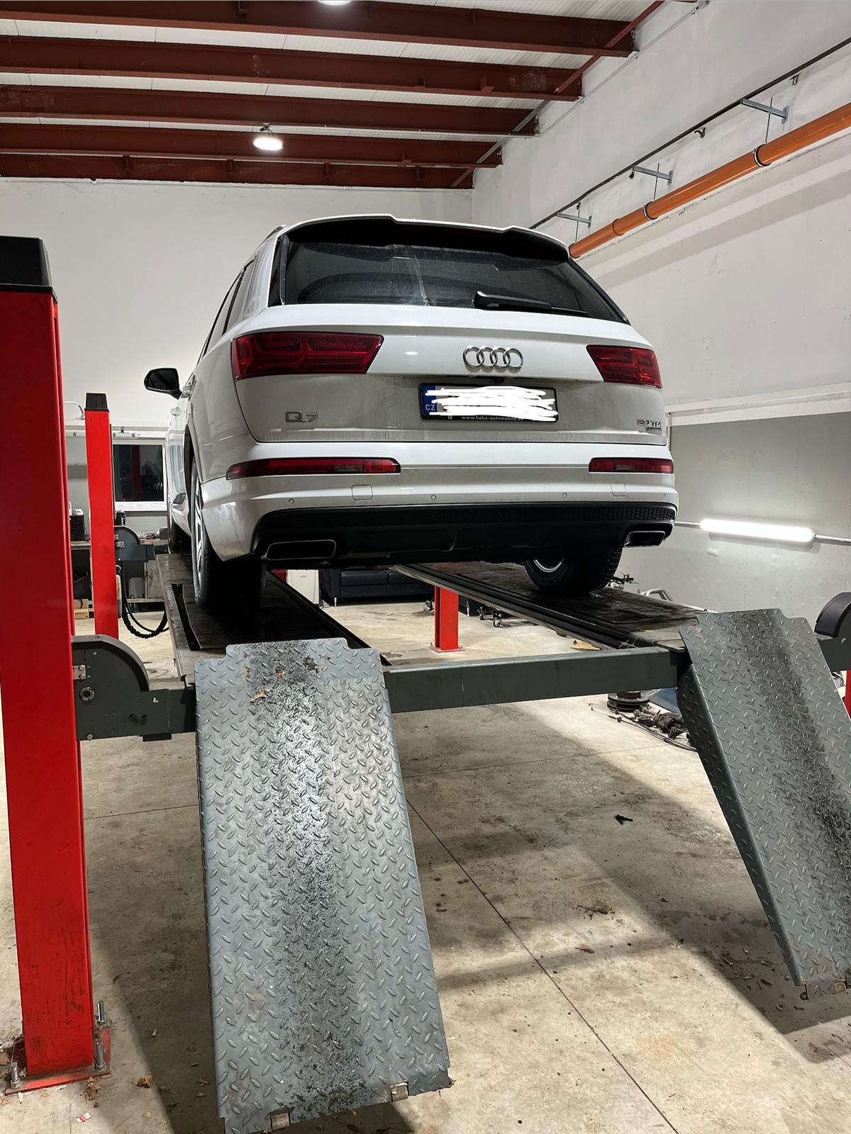 Mechanik při opravě vozu Audi v Olomouci